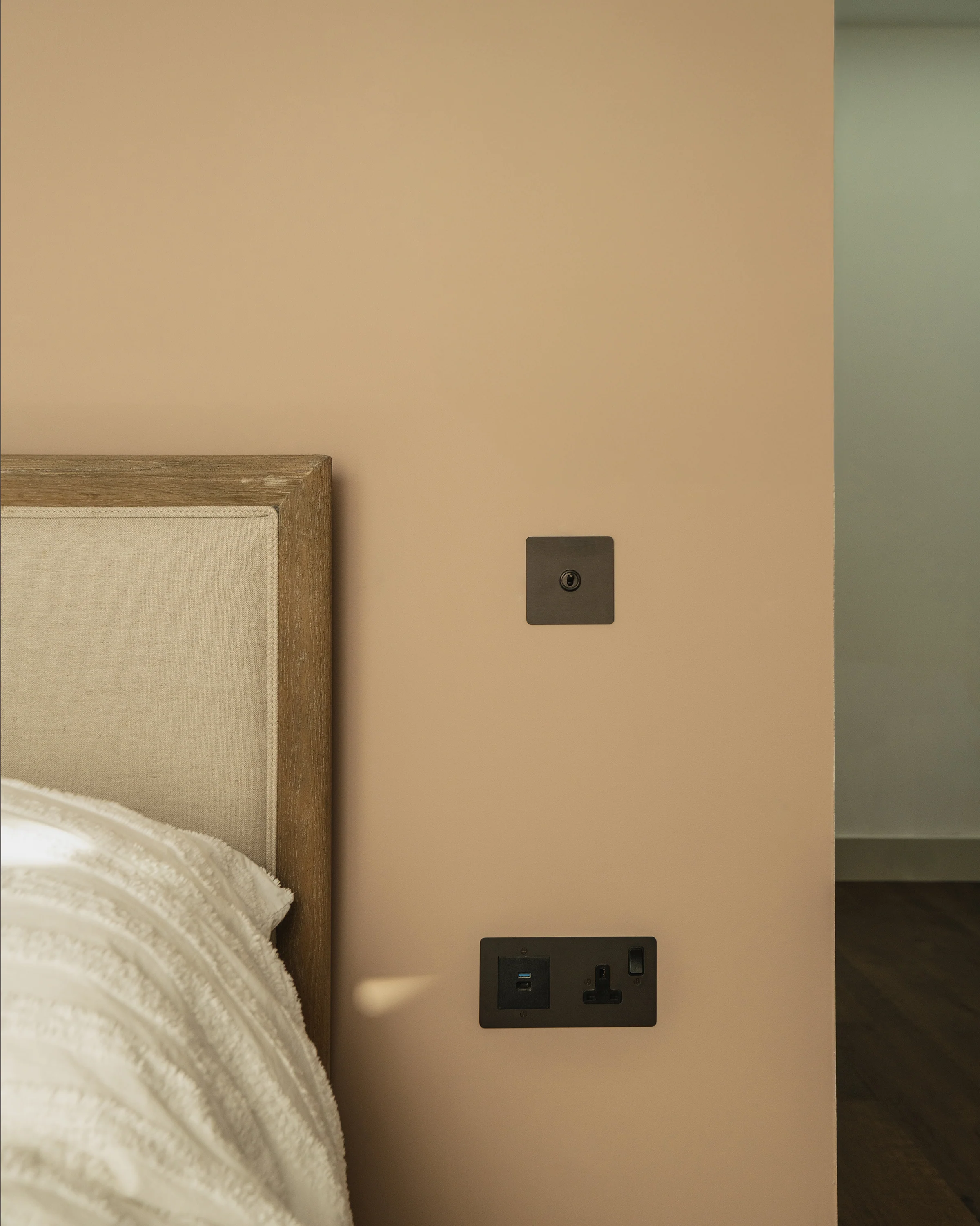 1G Two Way Toggle Switch - Bronze - Image 4