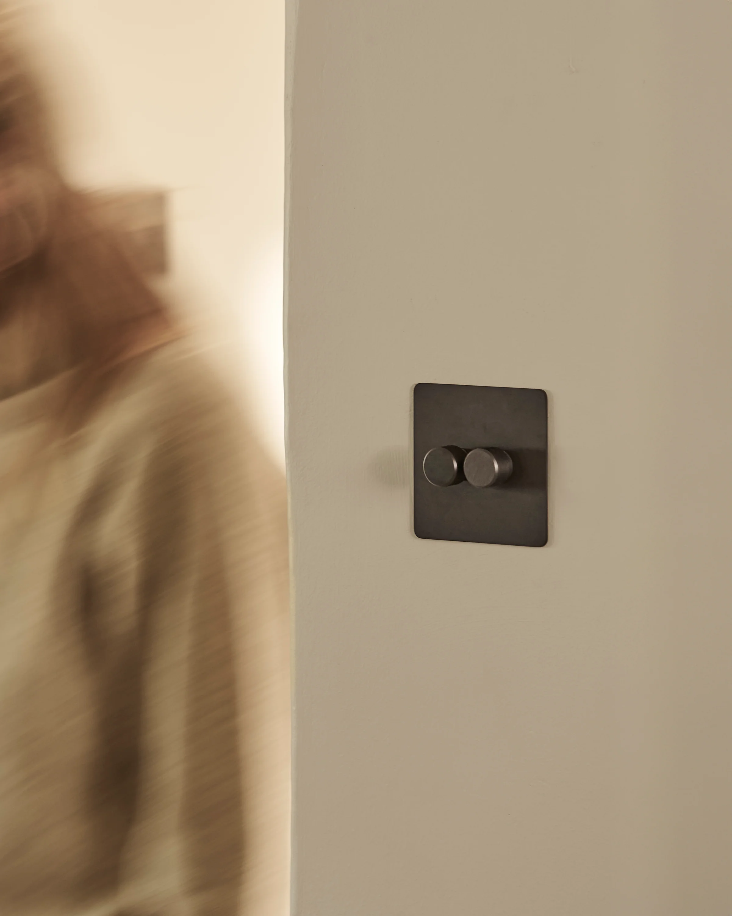 2G Two Way Dimmer Switch - Bronze - Image 9