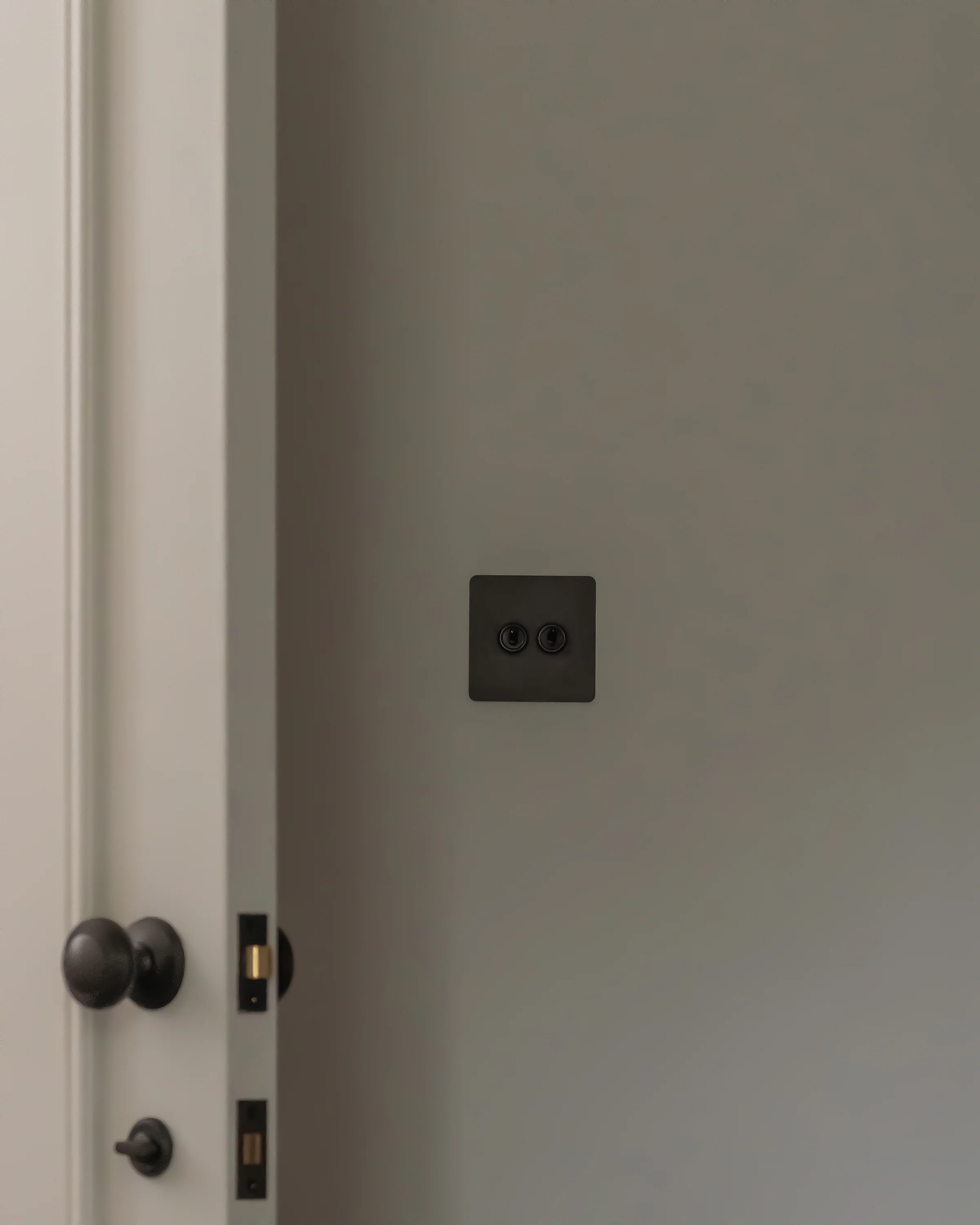 2G Two Way Toggle Switch - Bronze - Image 6
