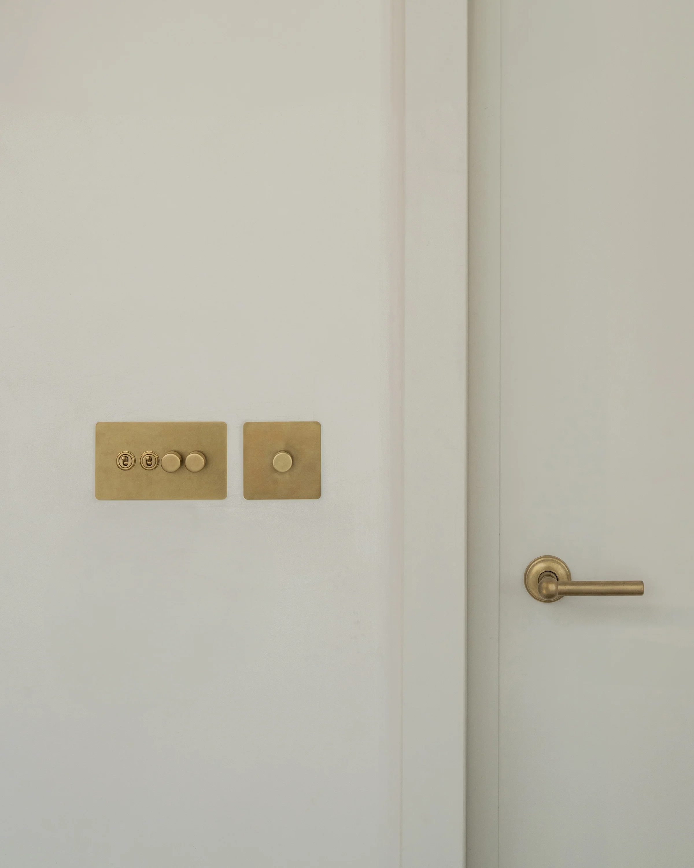 4G 2x Toggle Switch & 2x Dimmer Switch - Antique Brass - Image 3