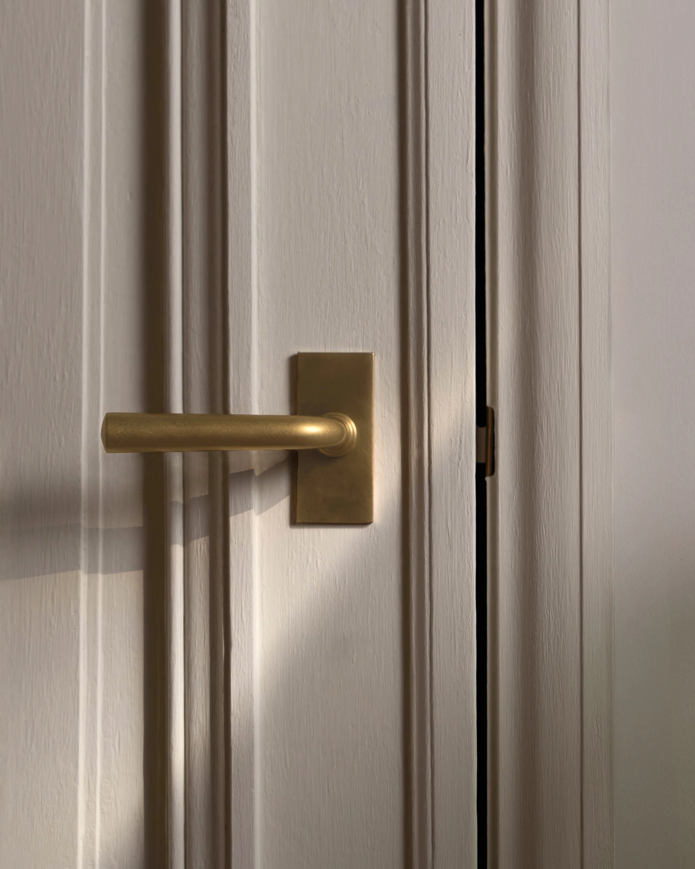 Apsley Short Plate Sprung Door Handle - Antique Brass - Image 3
