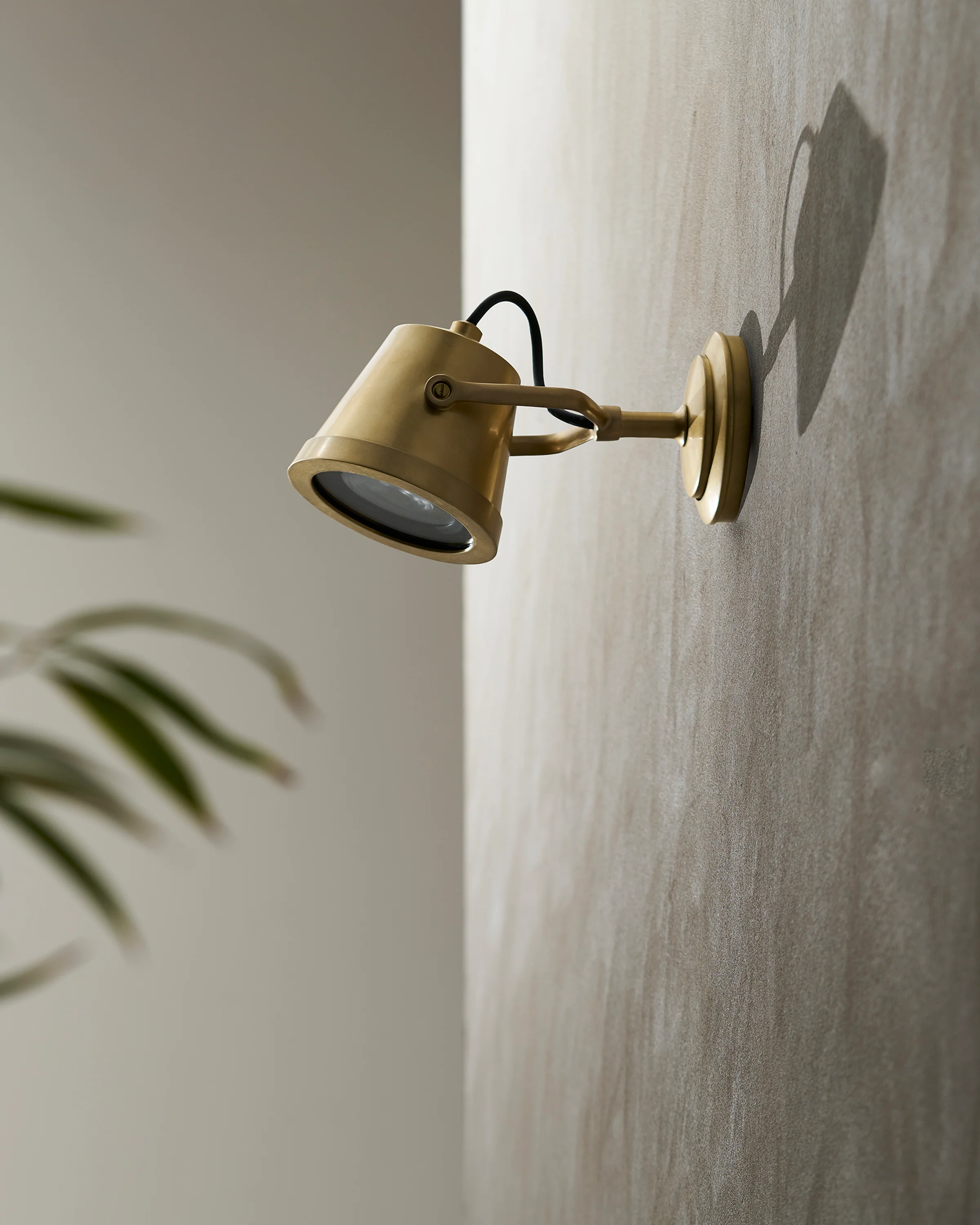Cambridge Wall Floodlight – Antique Brass - Image 3