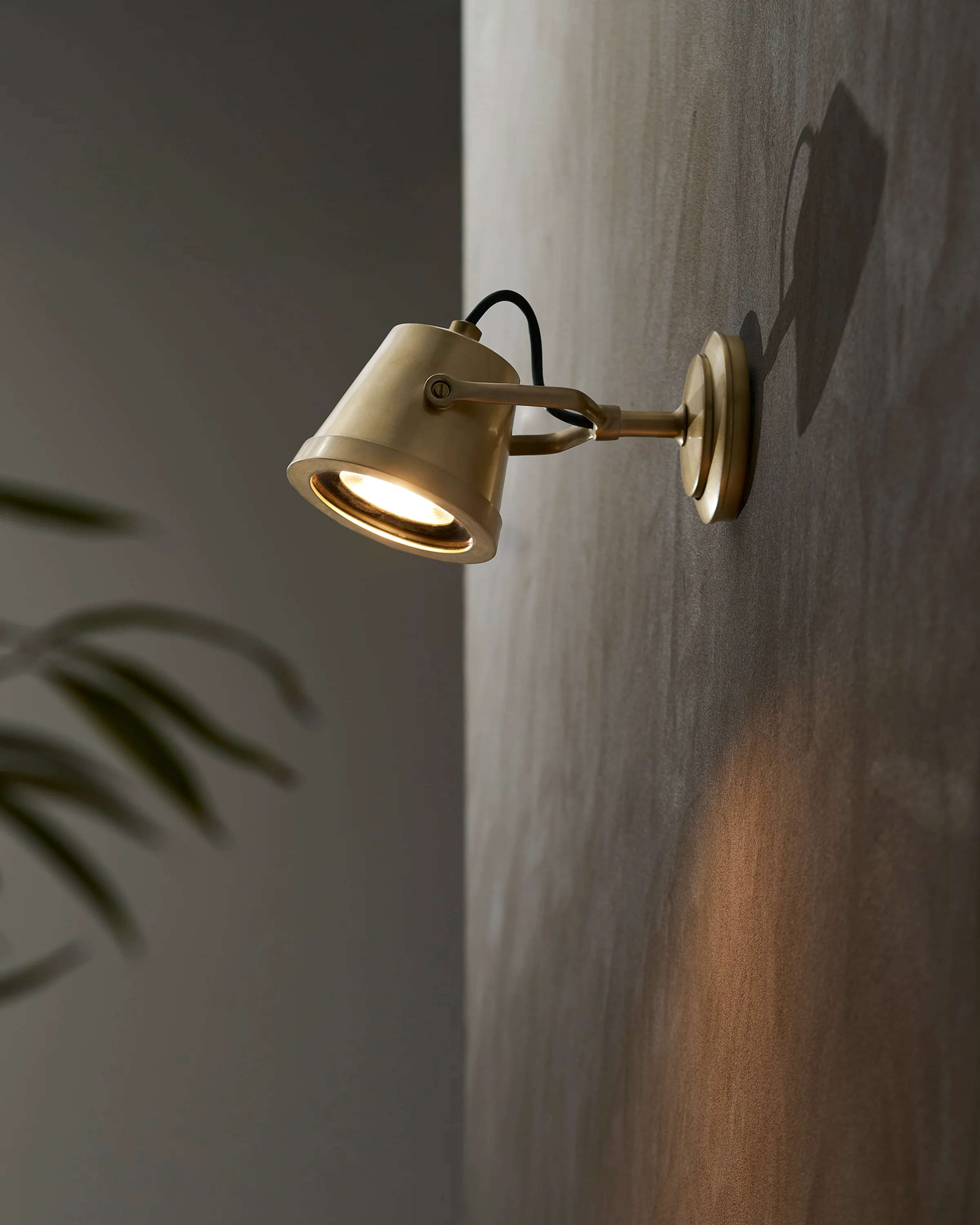 Cambridge Wall Floodlight – Antique Brass - Image 4