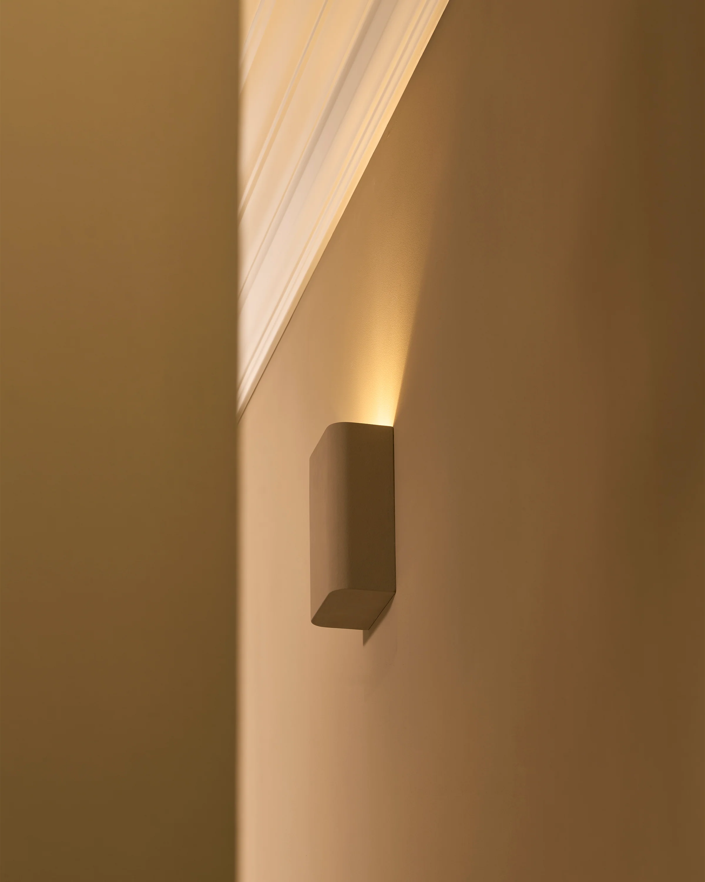 Camden Portrait Single Wall Light – Paintable - Image 6
