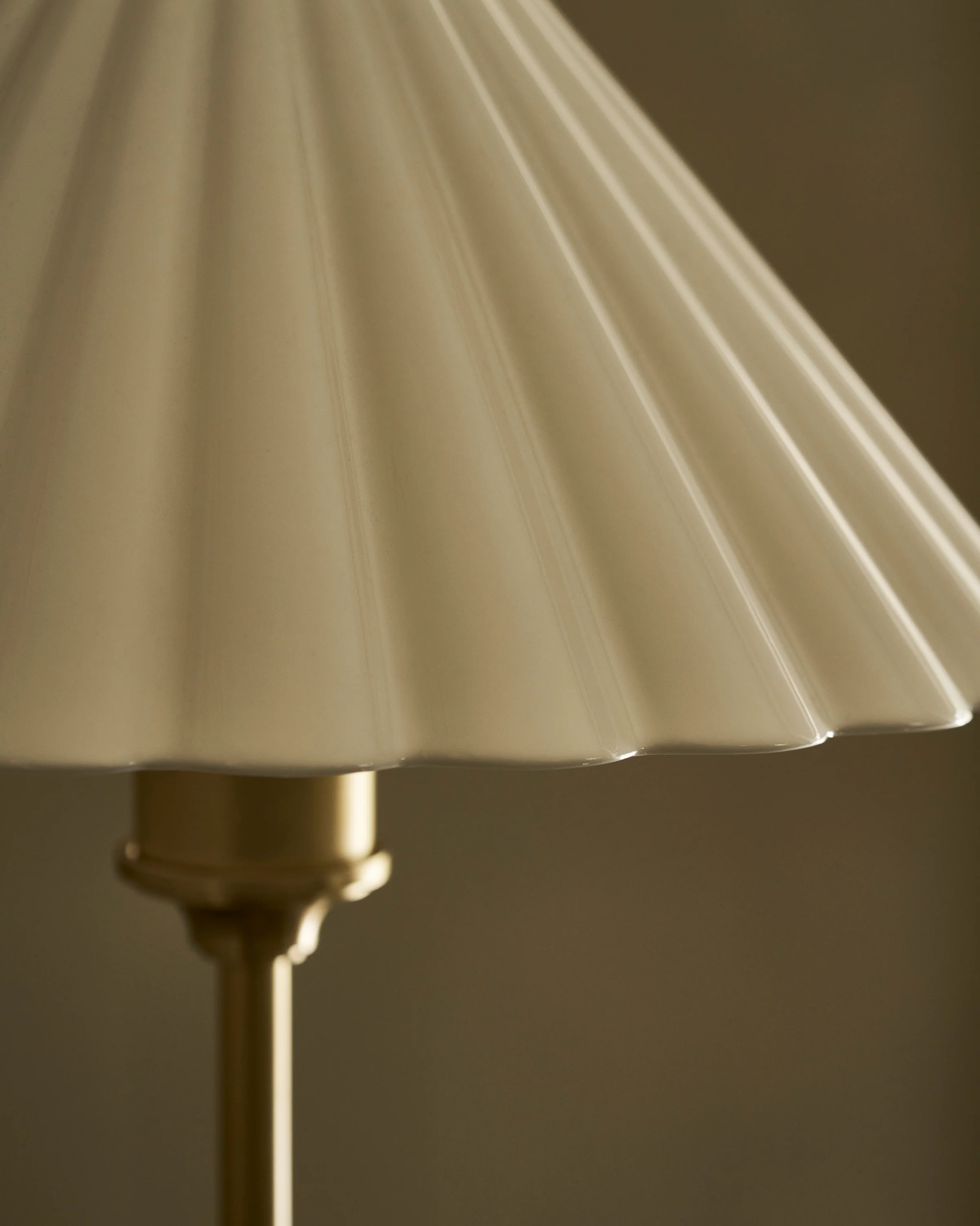 Cotswold Medium Table Lamp Fine Porcelain - Antique Brass - Image 7