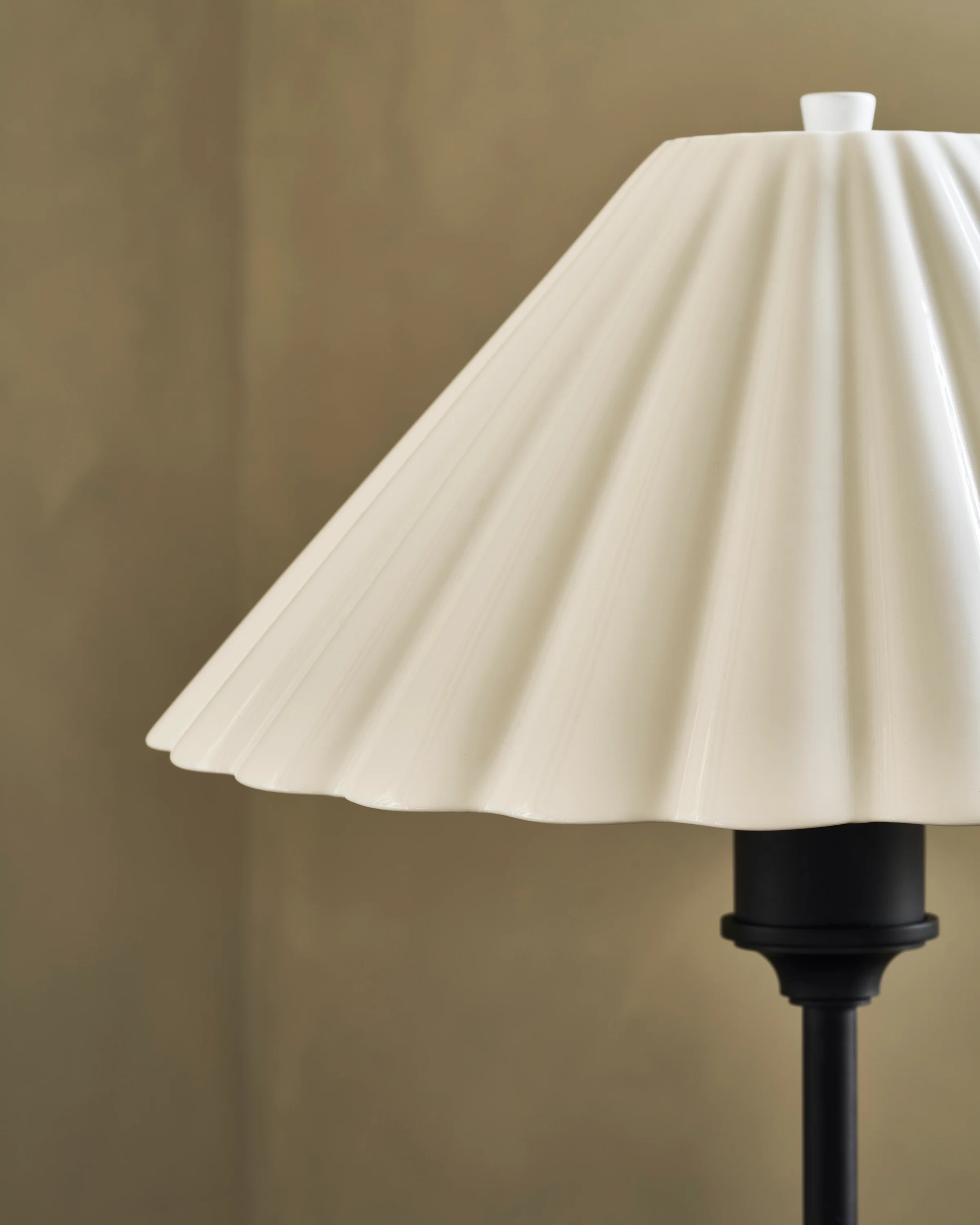 Cotswold Medium Table Lamp Fine Porcelain - Bronze - Image 5