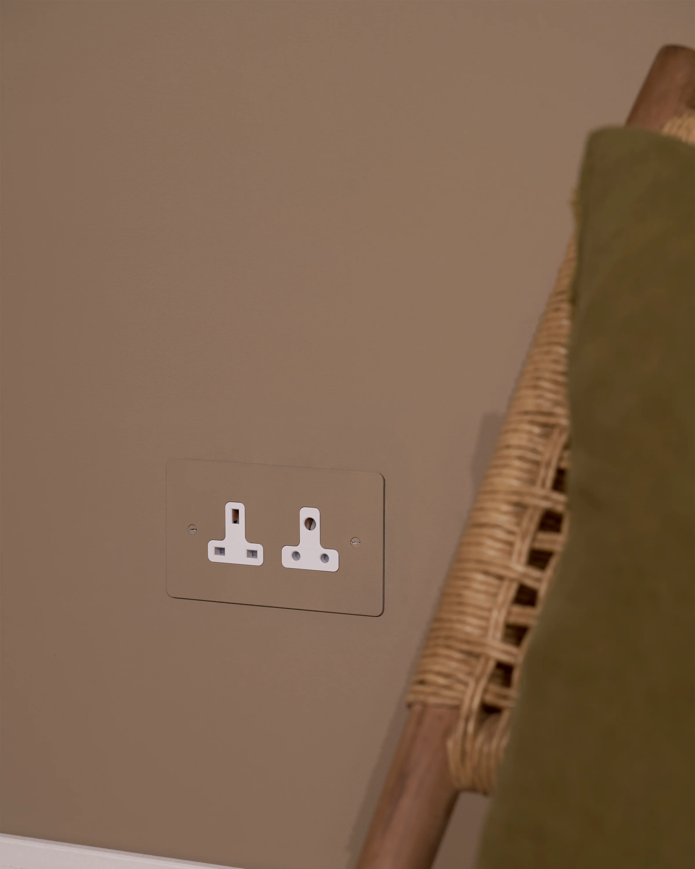 Double 13A & 5A Unswitched Socket - Paintable | White - Image 4
