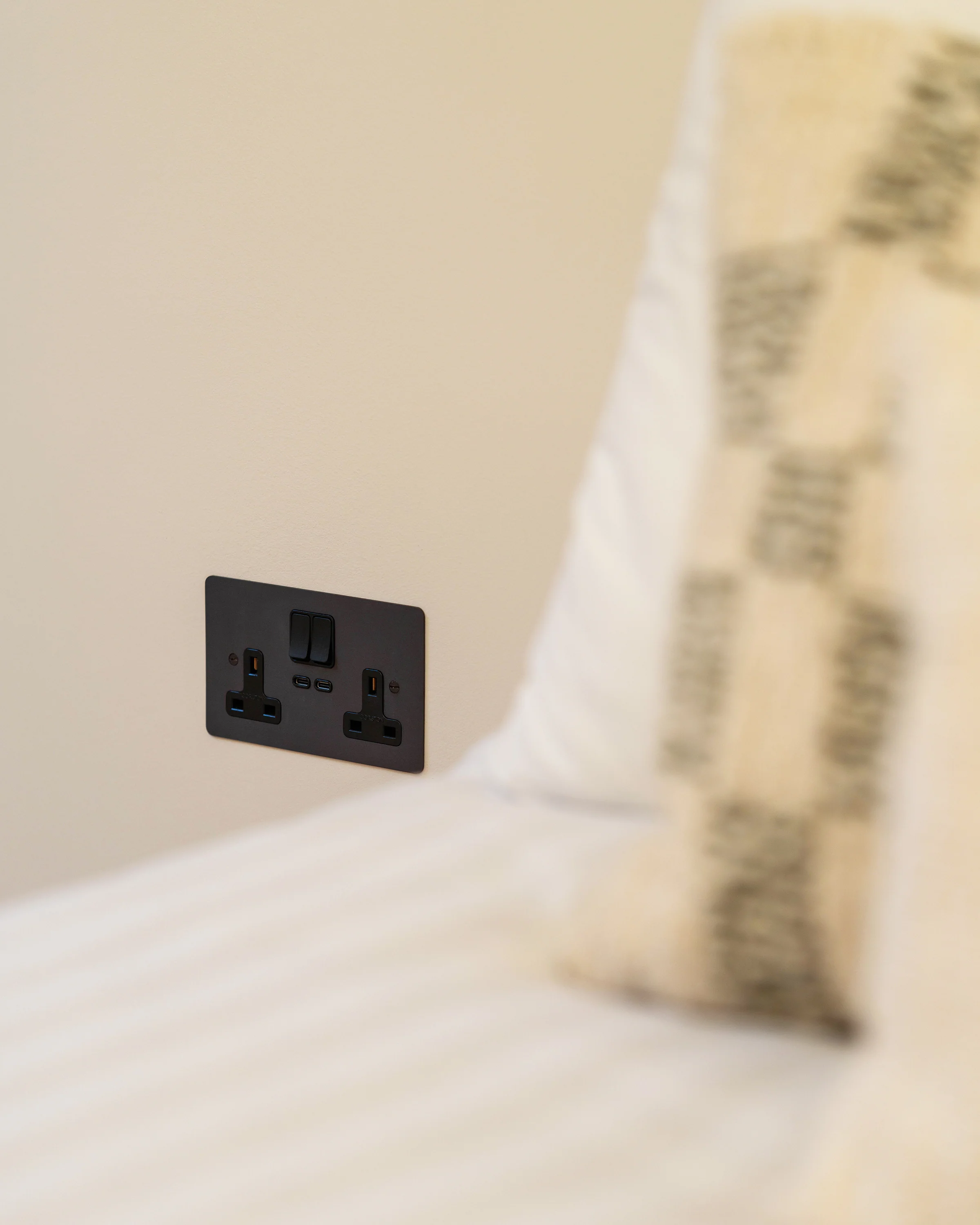Double Socket & USB-C Fast Charge - Bronze | Black - Image 3