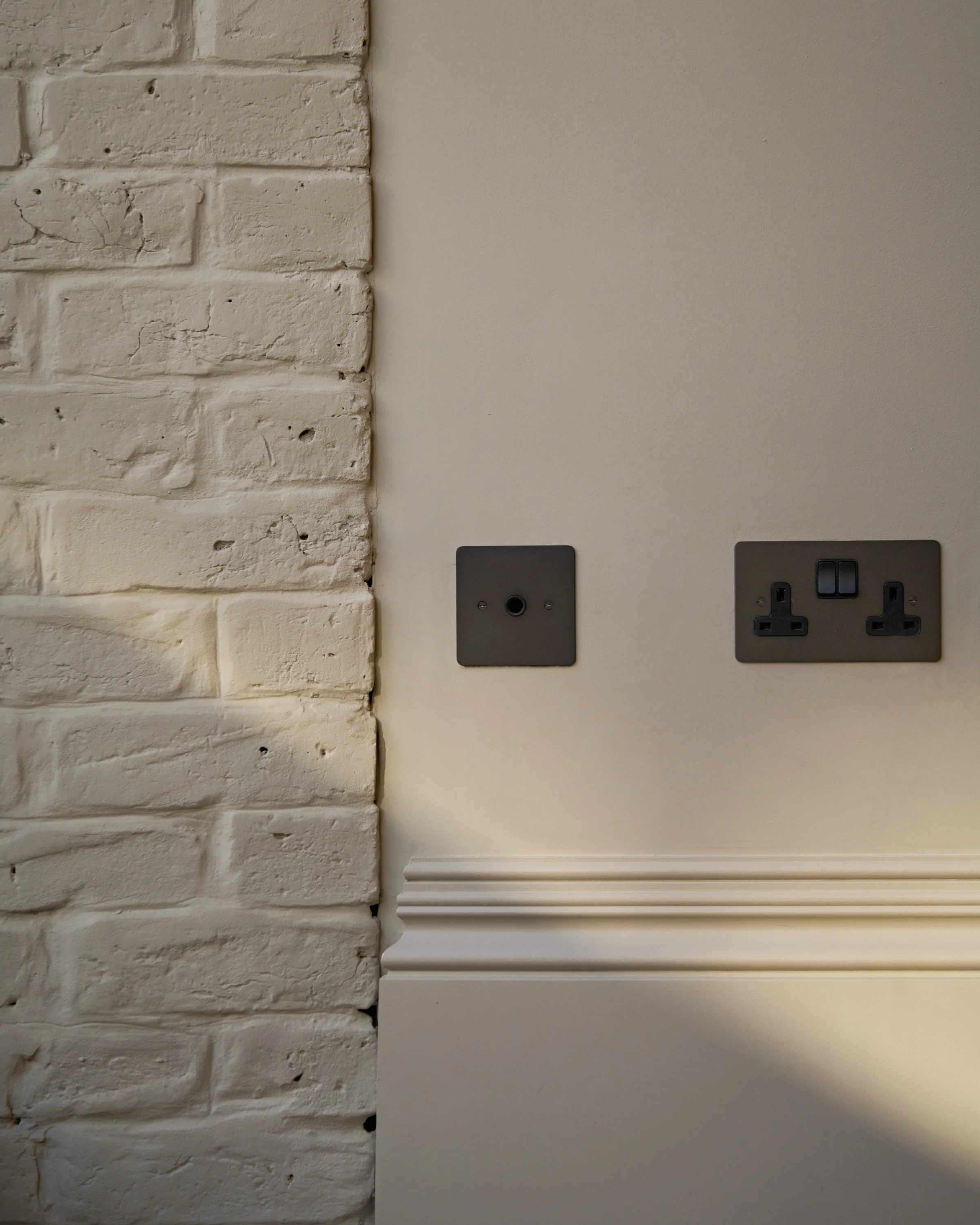 Single Flex Outlet - Bronze | Black - Image 3
