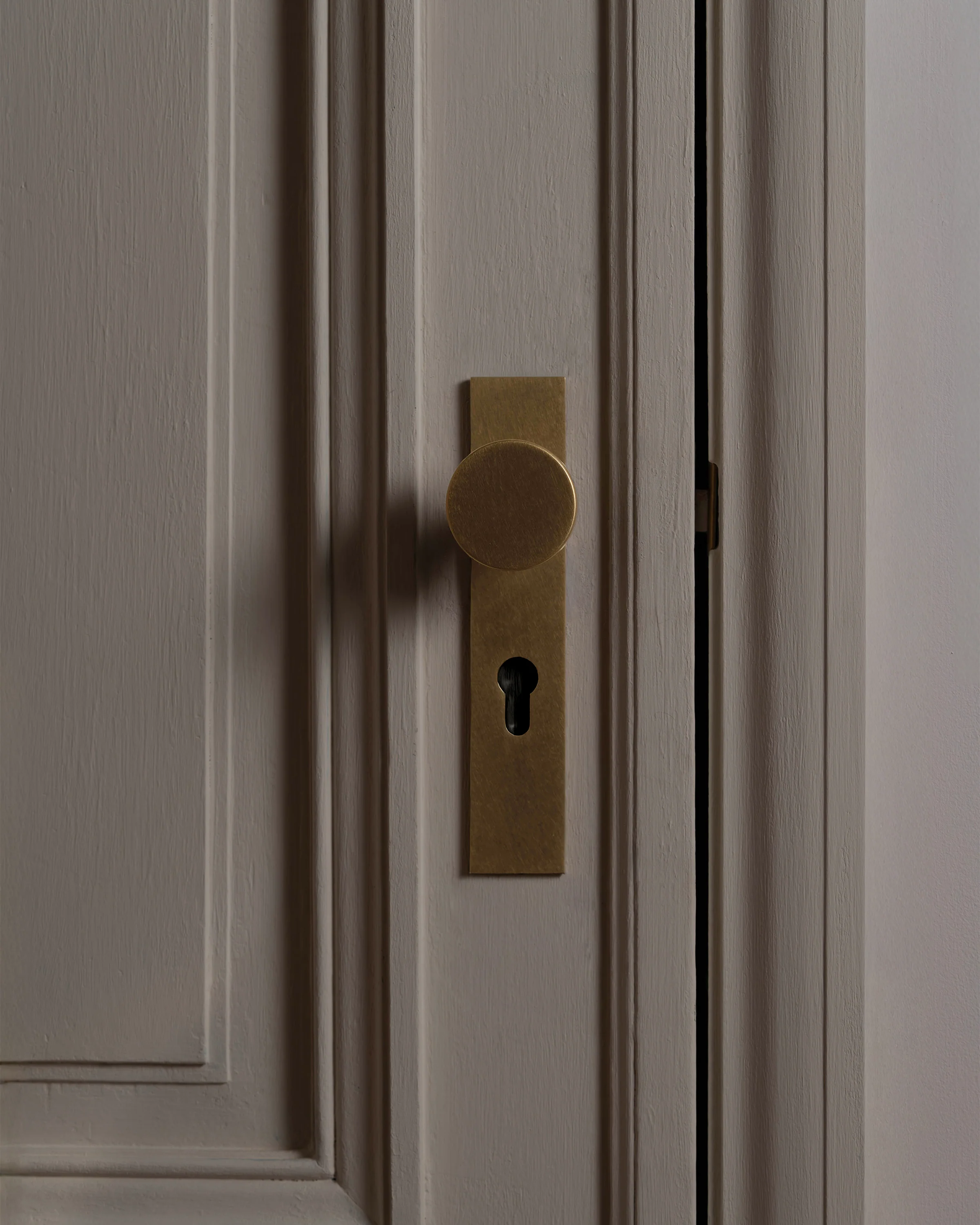 Onslow Long Plate Sprung Door Knob & Euro Lock - Antique Brass - Image 3