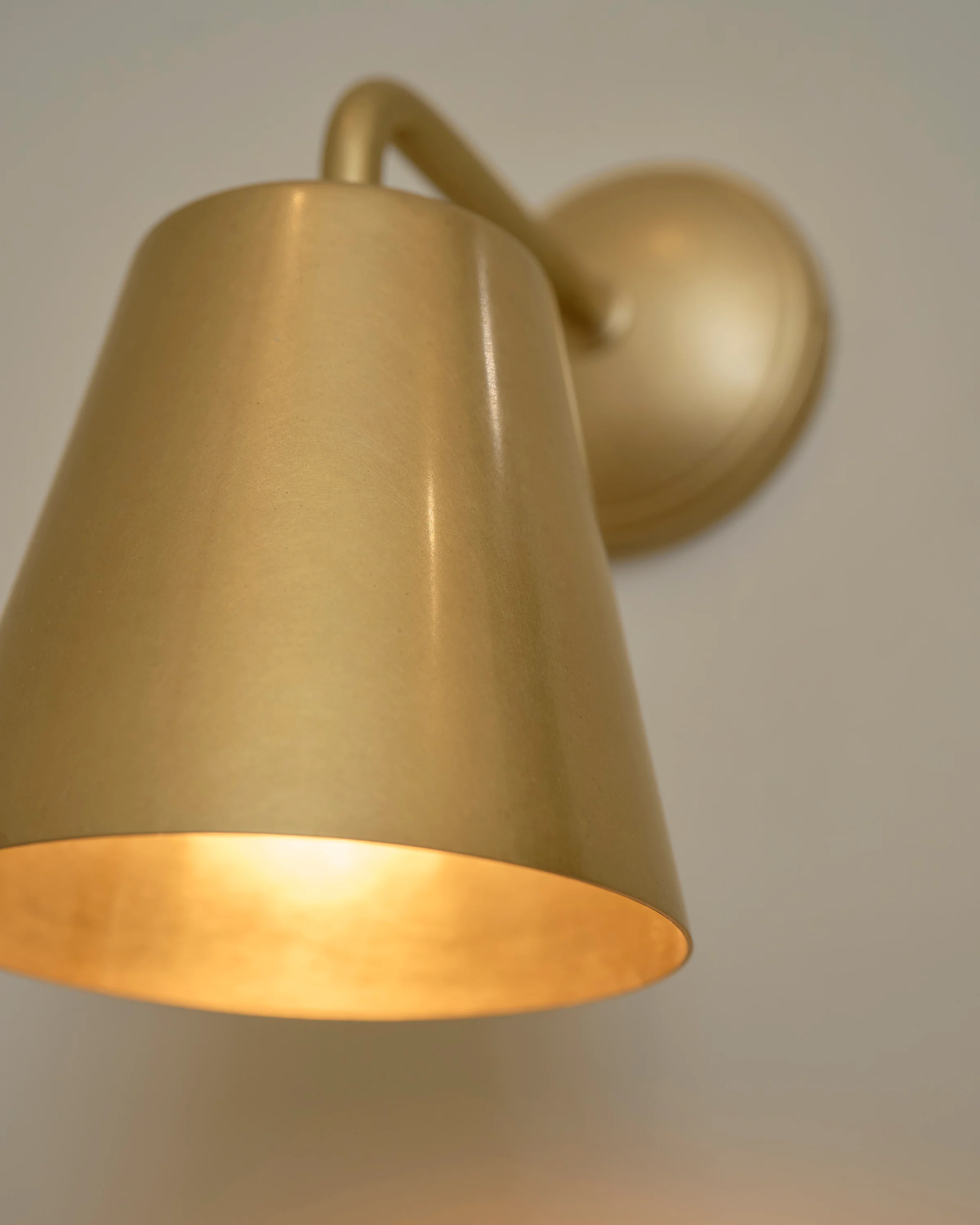 Richmond Medium Wall Light - Antique Brass - Image 3