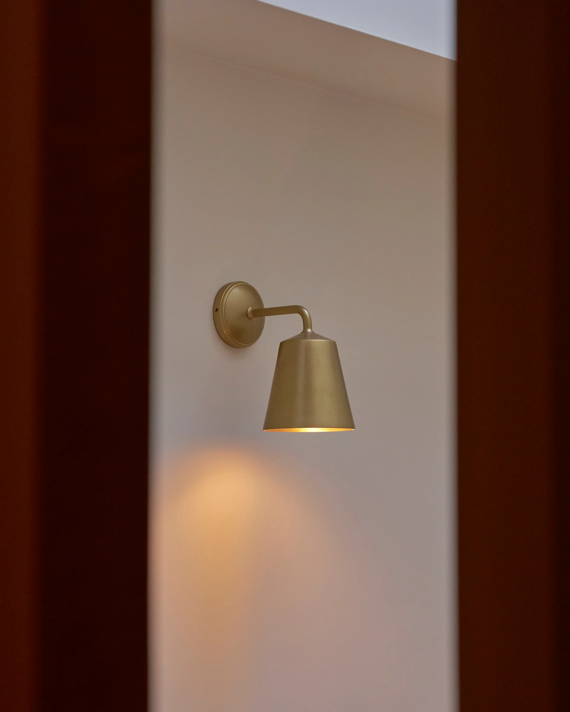 Richmond Medium Wall Light - Antique Brass - Image 6