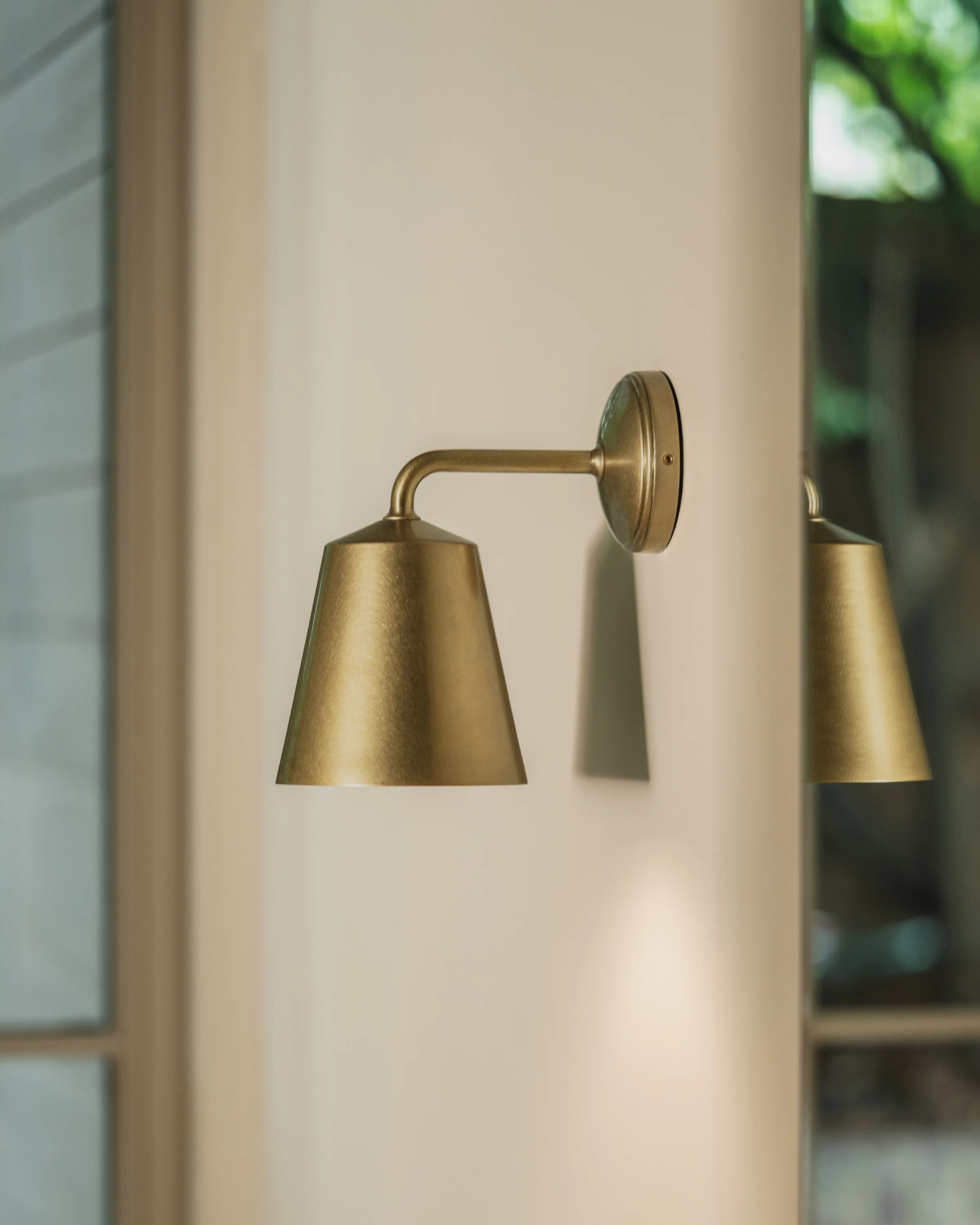 Richmond Small Wall Light - Antique Brass - Image 3