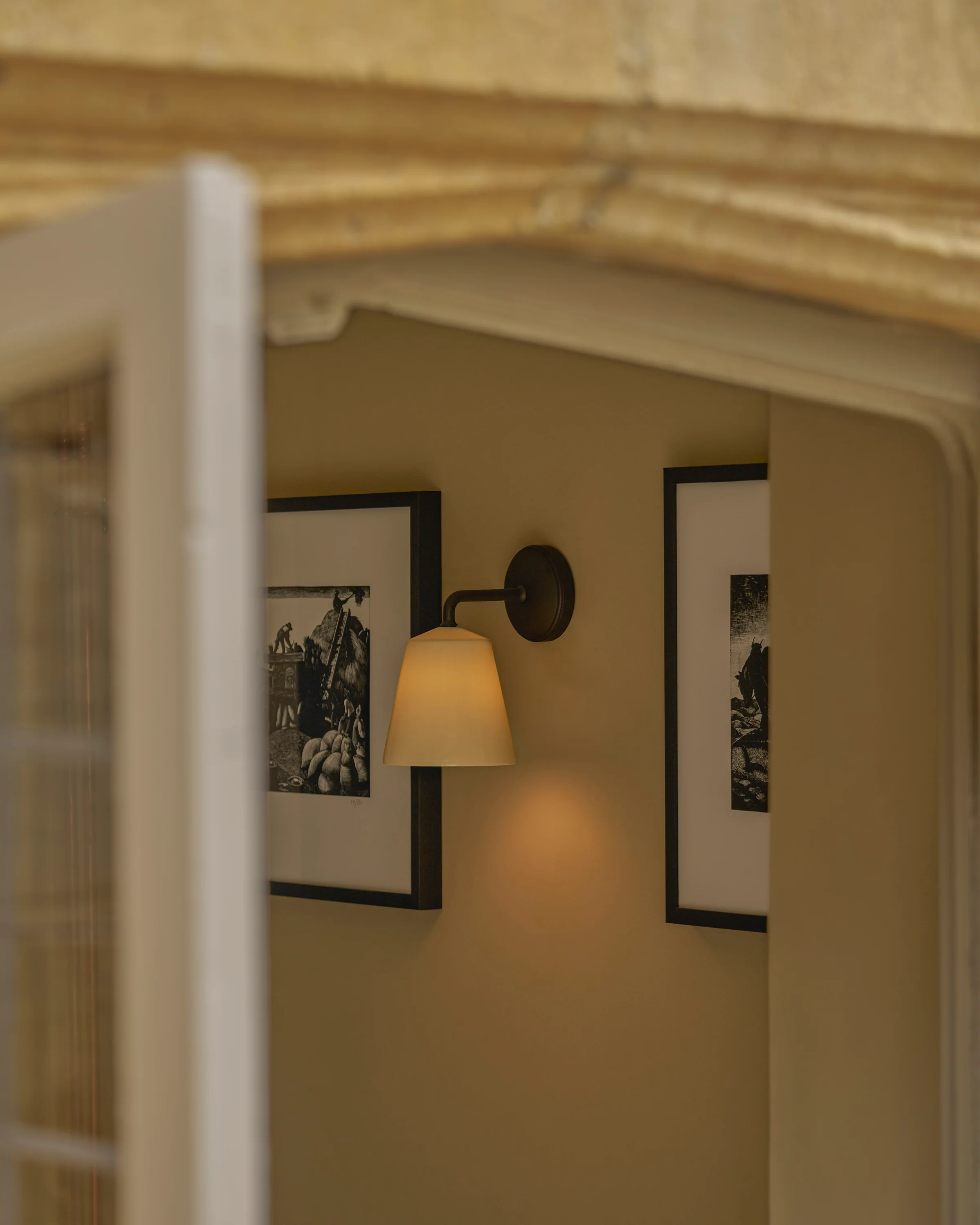 Richmond Small Wall Light Fine Porcelain - Bronze - Image 3