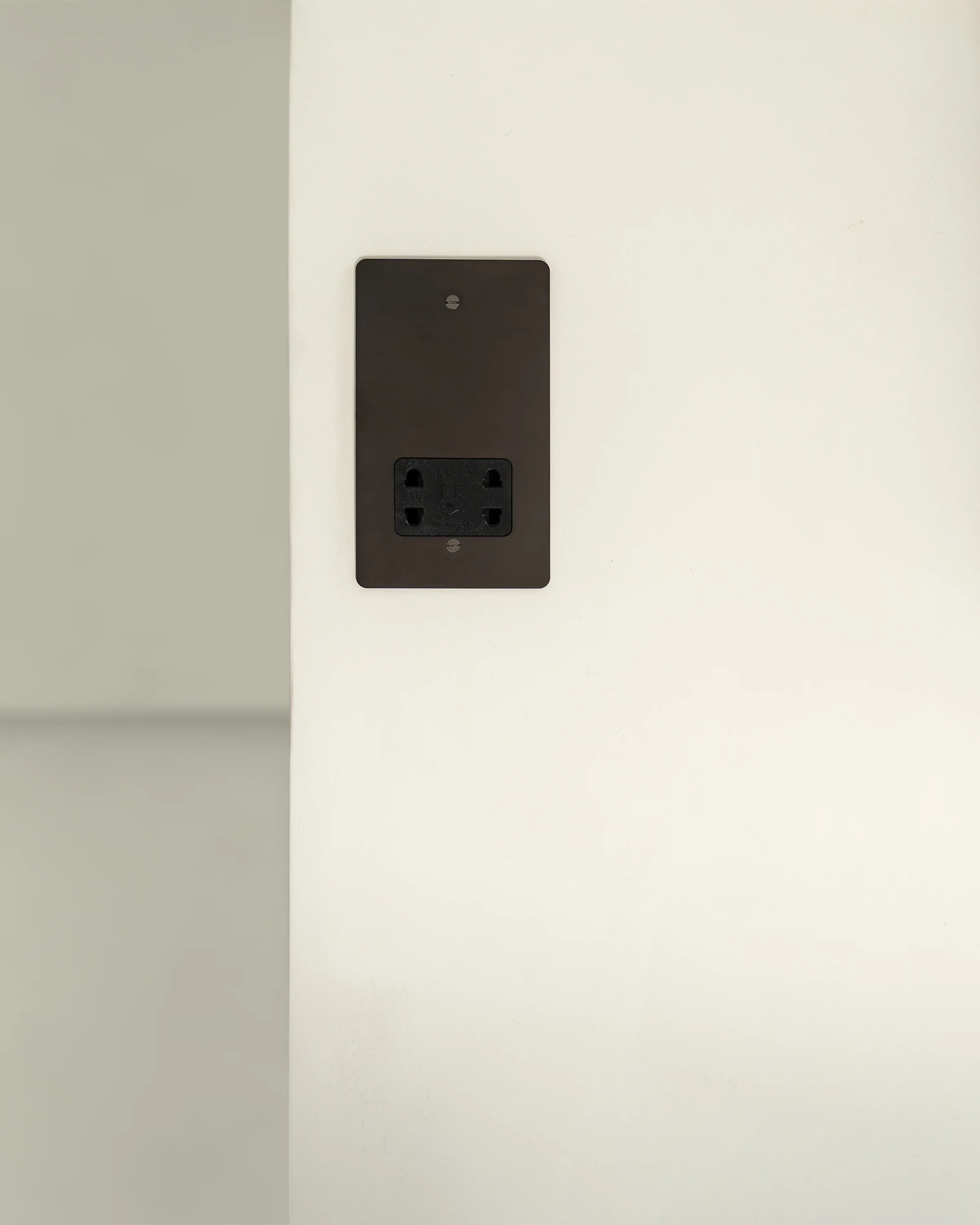 Double Shaver Socket - Bronze | Black - Image 3