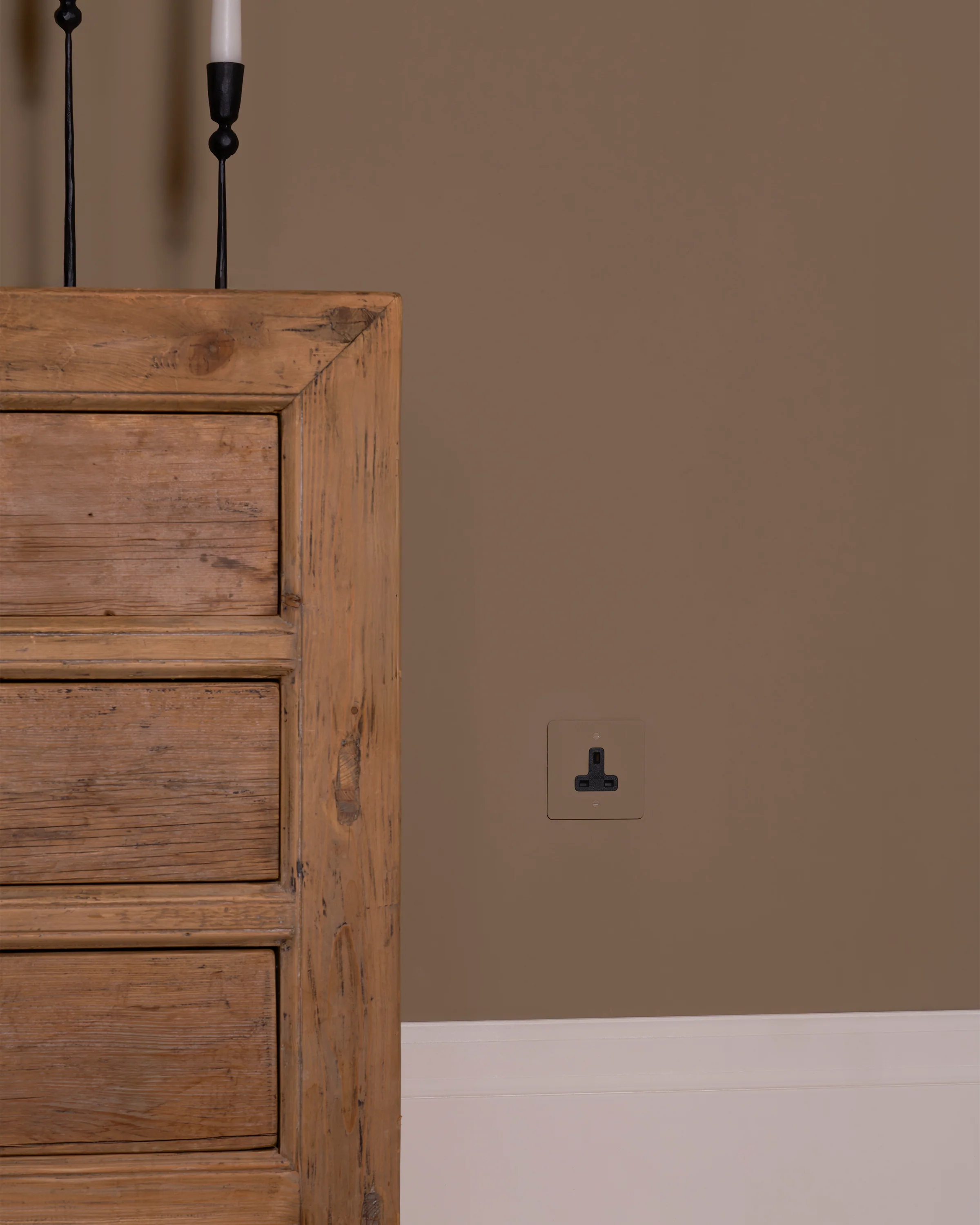 Single 13A Unswitched Socket - Paintable | Black - Image 2