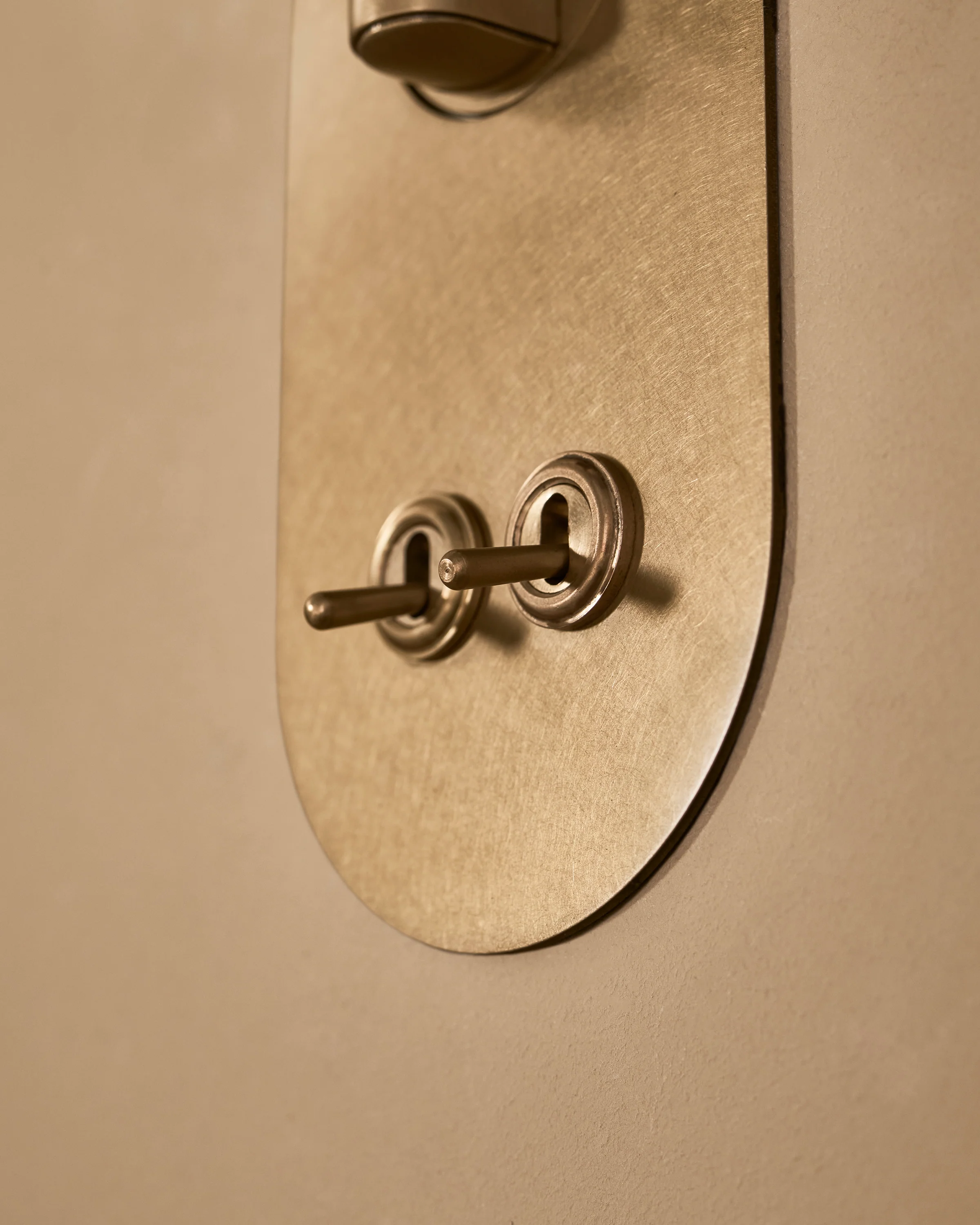 Sloane 2G Toggle Switch Reading Light - Antique Brass - Image 7