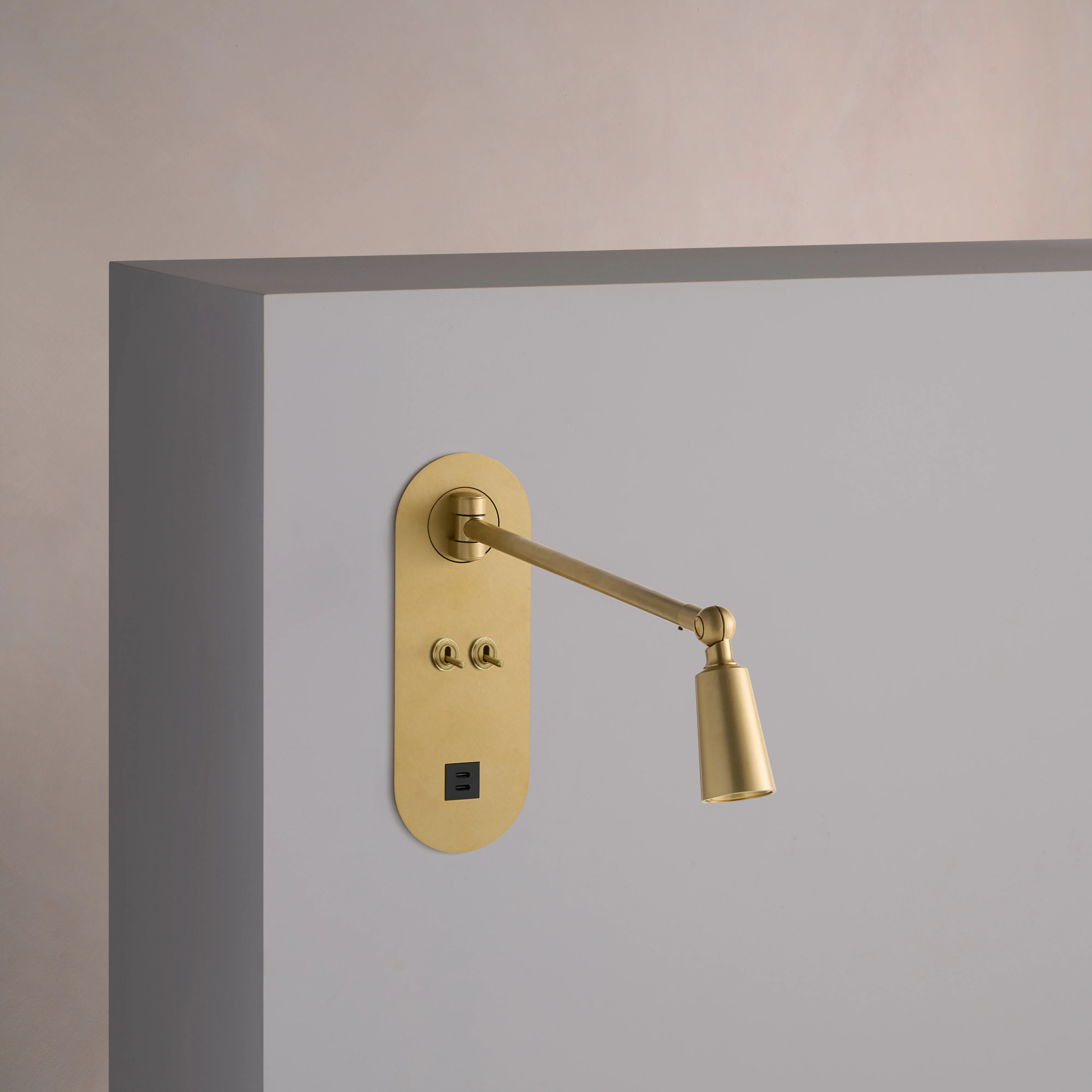 Sloane 2G Toggle Switch & USB-C Reading Light - Antique Brass