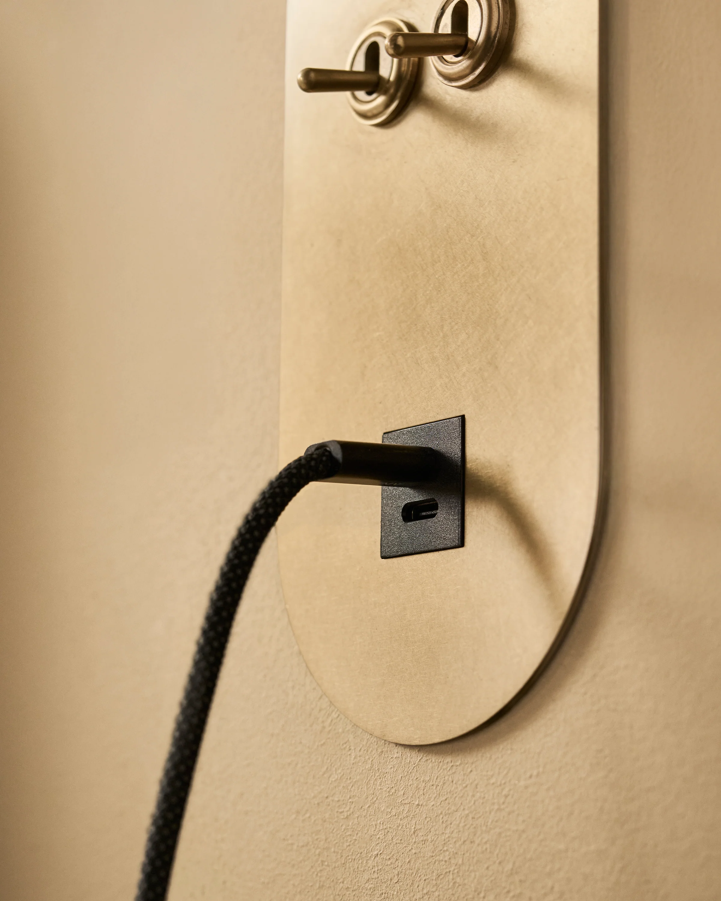 Sloane 2G Toggle Switch & USB-C Reading Light - Antique Brass - Image 7