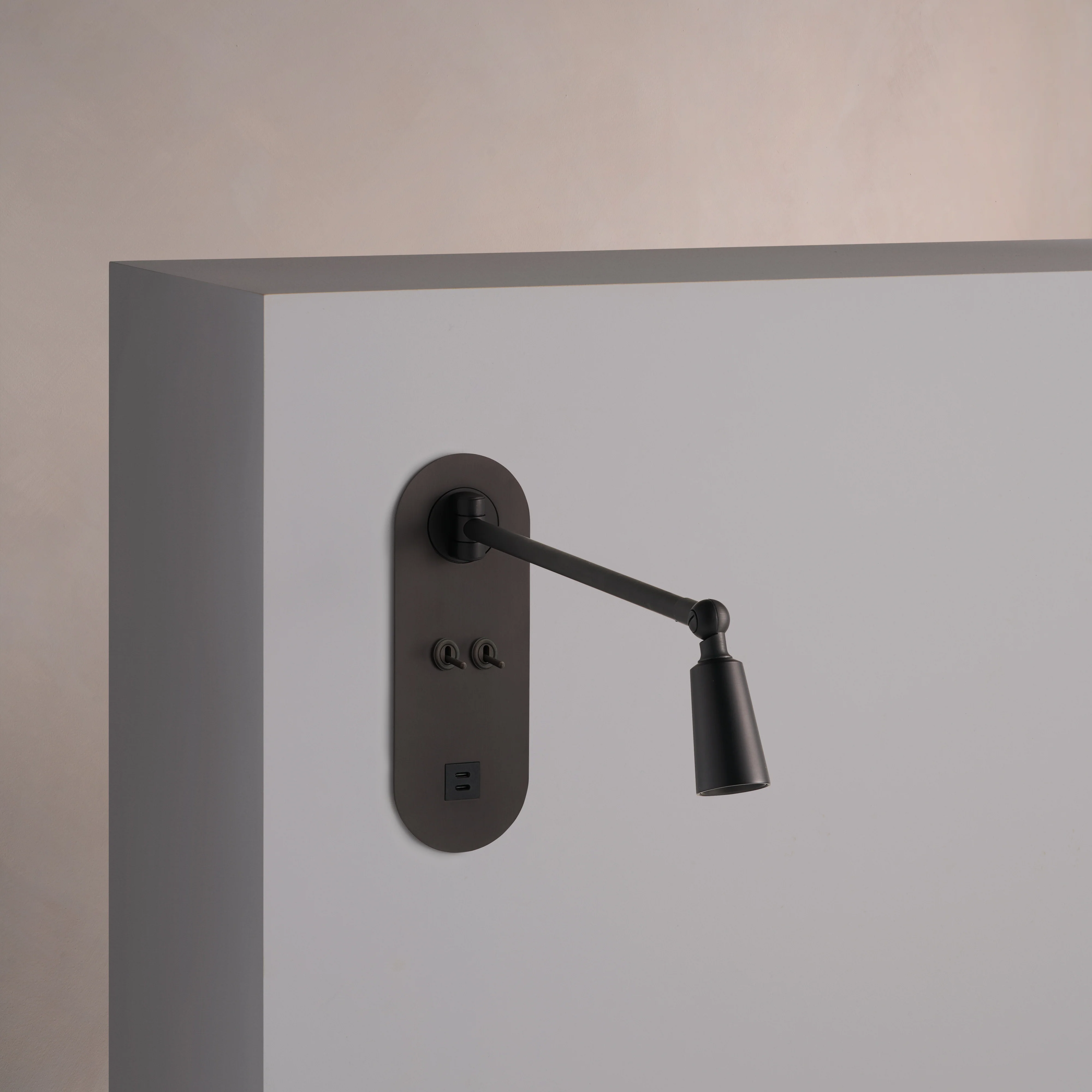 Sloane 2G Toggle Switch & USB-C Reading Light - Bronze