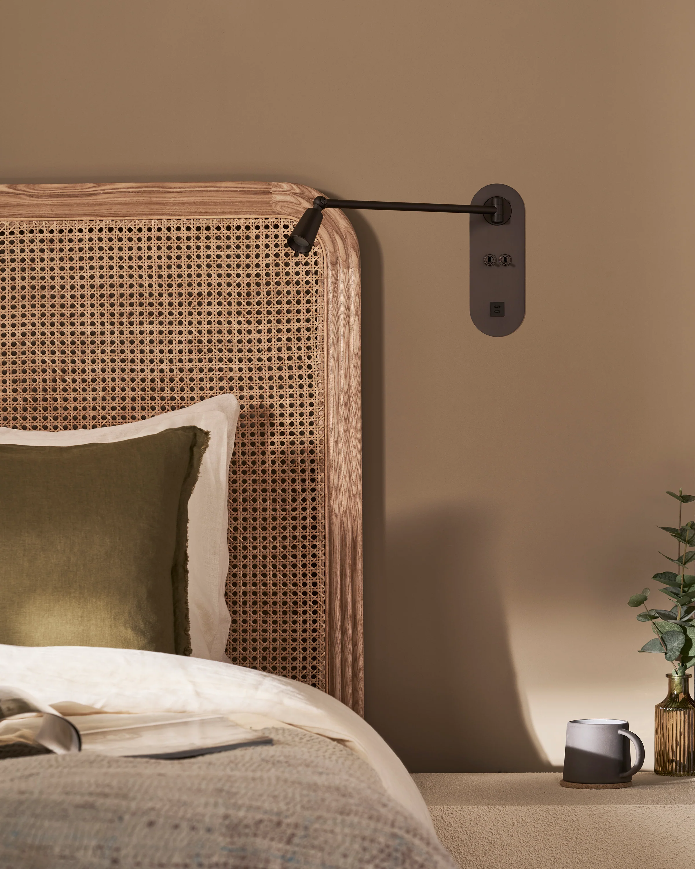 Sloane 2G Toggle Switch & USB-C Reading Light - Bronze - Image 3